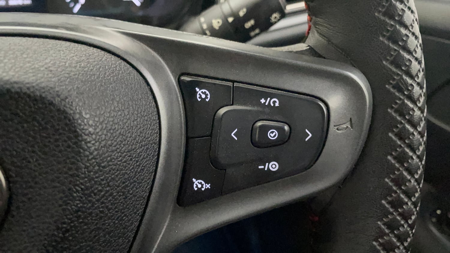 Used 2024 Tata Altroz XZA Plus (S) Dark Edition Petrol Automatic top_features Cruise control