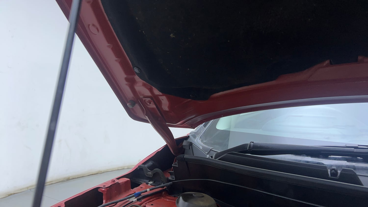 Used 2023 Maruti Suzuki Brezza Zxi Plus Dual Tone Petrol Manual engine ENGINE RIGHT SIDE HINGE & APRON VIEW
