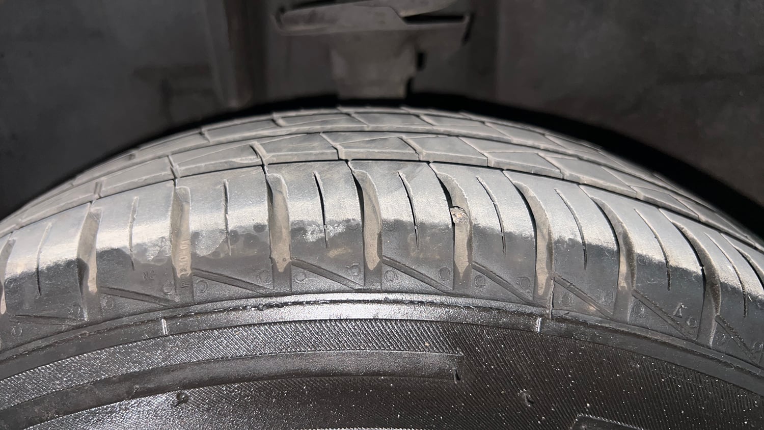 Used 2024 Renault Kwid RXL(O) 1.0L AMT Petrol Automatic tyres LEFT FRONT TYRE TREAD VIEW
