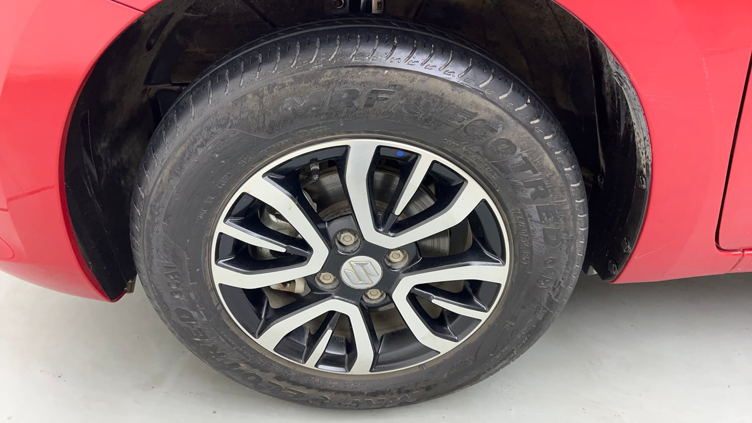 Used 2024 Maruti Suzuki Swift VXi (O) AMT Petrol Automatic tyres LEFT FRONT TYRE RIM VIEW