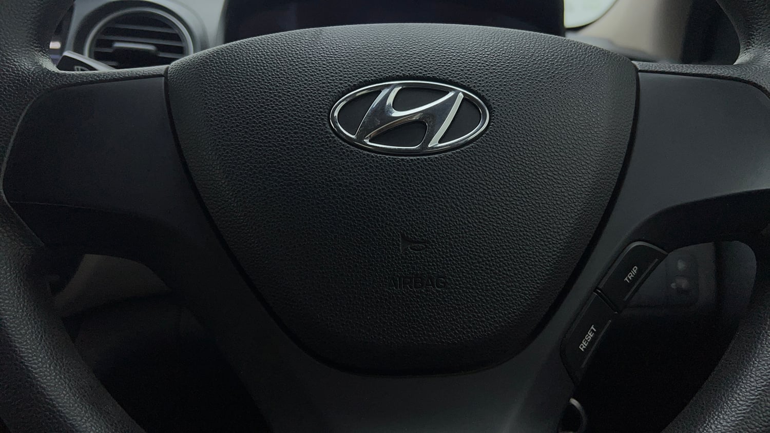 Used 2018 Hyundai Grand i10 Magna 1.2 Kappa VTVT Petrol Manual top_features Steering mounted controls