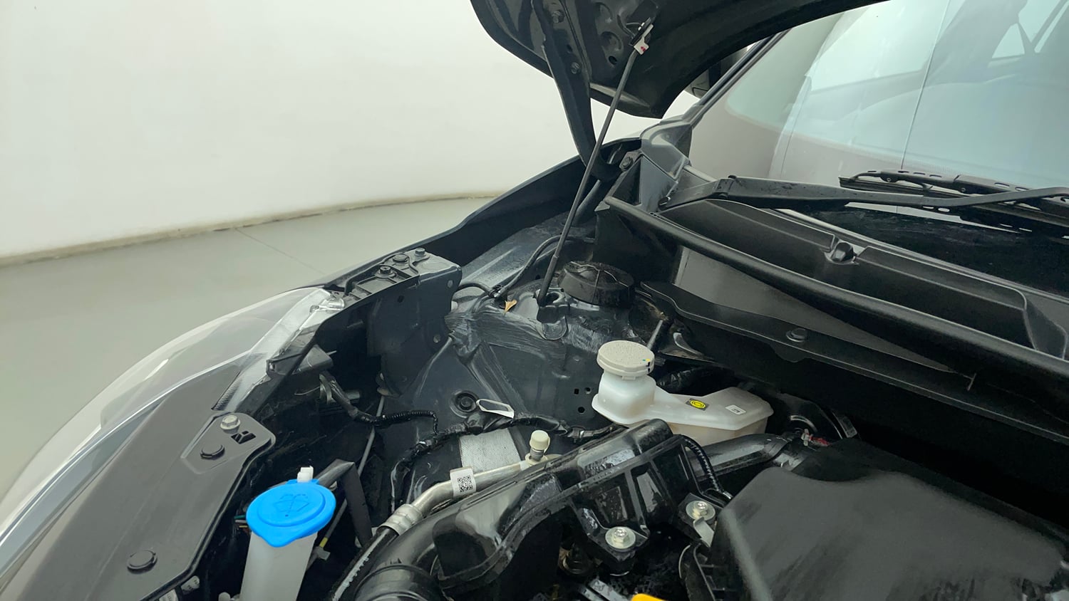 Used 2026 Maruti Suzuki Swift VXi (O) AMT Petrol Automatic engine ENGINE RIGHT SIDE HINGE & APRON VIEW