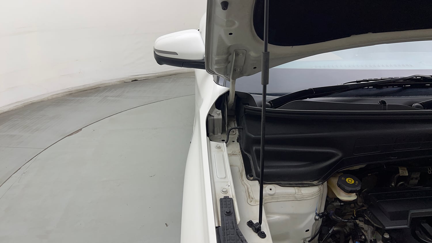 Used 2022 Hyundai Alcazar Signature (O) 6 STR 2.0 Petrol AT Petrol Automatic engine ENGINE RIGHT SIDE HINGE & APRON VIEW