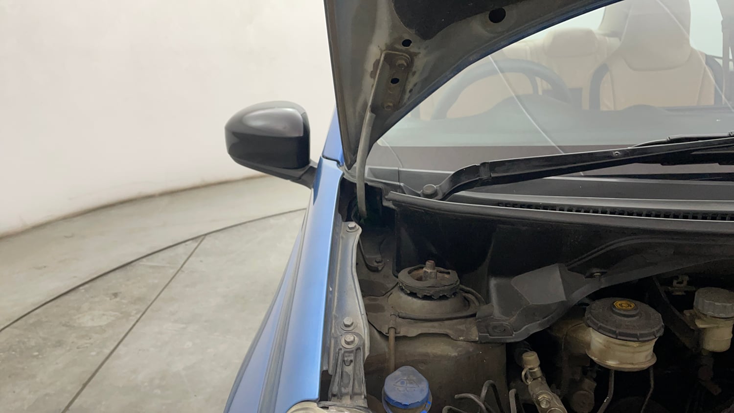 Used 2014 Honda Amaze 1.2 VX i-VTEC Petrol Manual engine ENGINE RIGHT SIDE HINGE & APRON VIEW