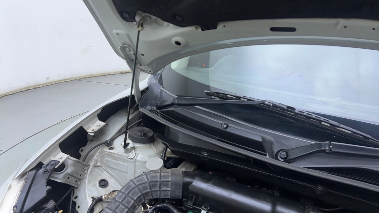Used 2022 Maruti Suzuki Swift VXi Petrol Manual engine ENGINE RIGHT SIDE HINGE & APRON VIEW