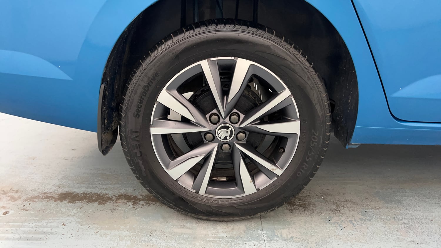Used 2023 Skoda Slavia Style 1.0L TSI MT Petrol Manual tyres RIGHT REAR TYRE RIM VIEW