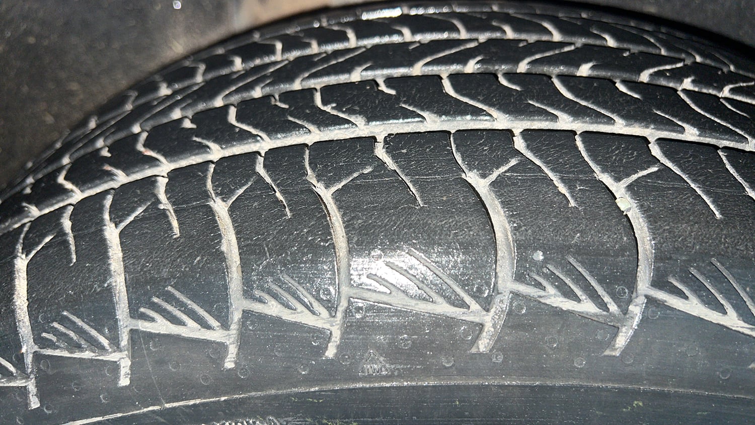 Used 2022 Hyundai Alcazar Signature (O) 6 STR 2.0 Petrol AT Petrol Automatic tyres RIGHT REAR TYRE TREAD VIEW