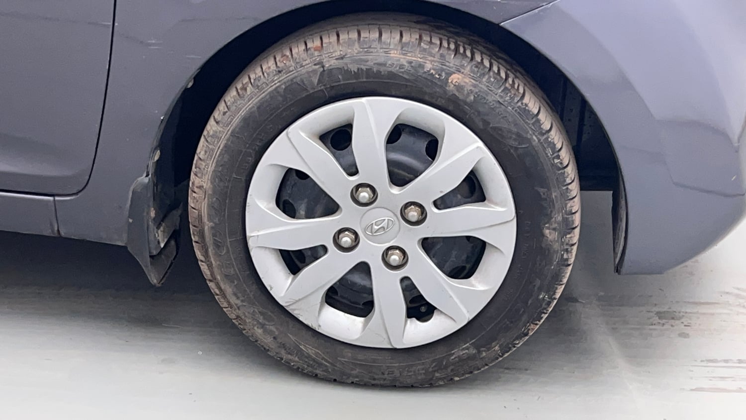 Used 2016 Hyundai Eon Magna + Petrol Manual tyres RIGHT FRONT TYRE RIM VIEW