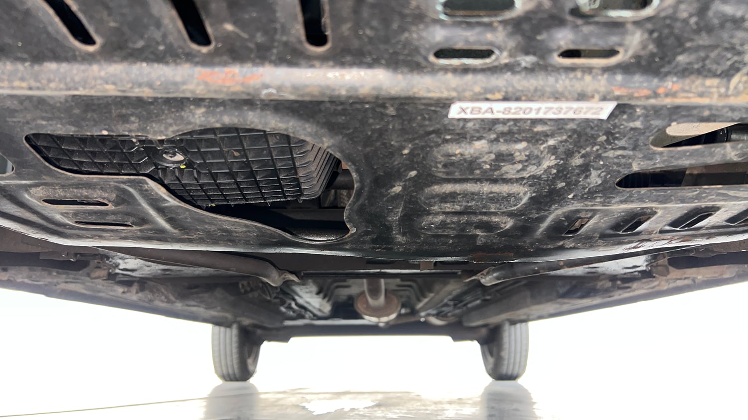 Used 2024 Renault Kwid RXL(O) 1.0L AMT Petrol Automatic extra FRONT LEFT UNDERBODY VIEW