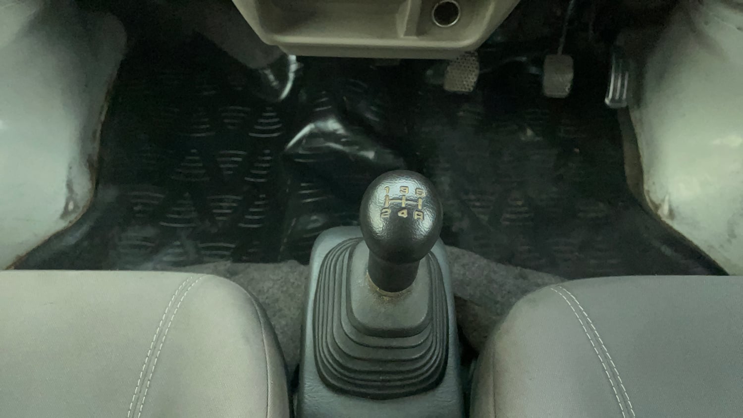 Used 2013 Maruti Suzuki Eeco 5 STR WITH A/C+HTR Petrol Manual interior GEAR  KNOB VIEW