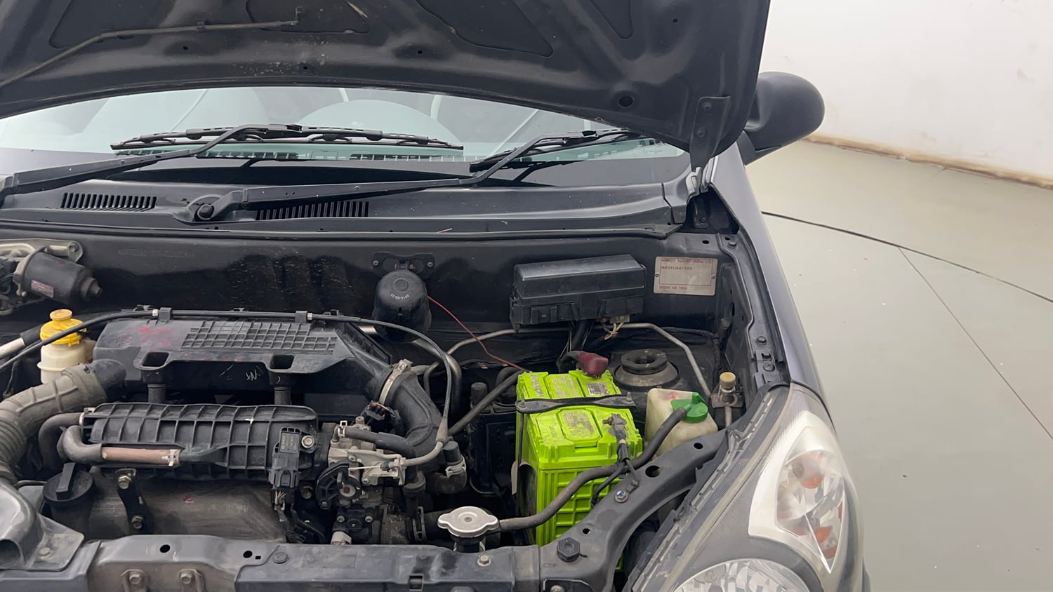 Used 2014 Maruti Suzuki Alto 800 Vxi Petrol Manual engine ENGINE LEFT SIDE HINGE & APRON VIEW