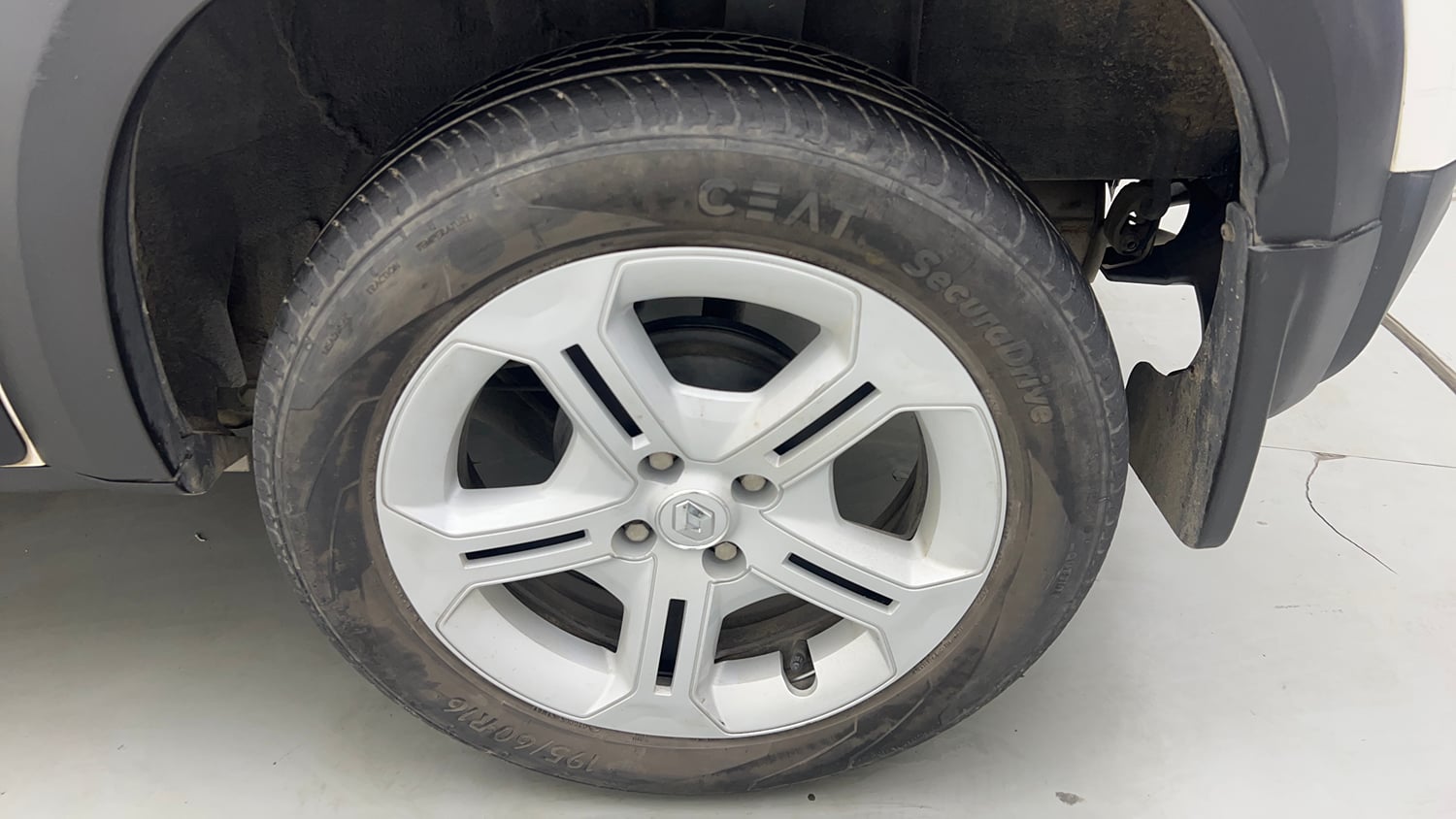 Used 2022 Renault Kiger RXT MT Petrol Manual tyres LEFT REAR TYRE RIM VIEW