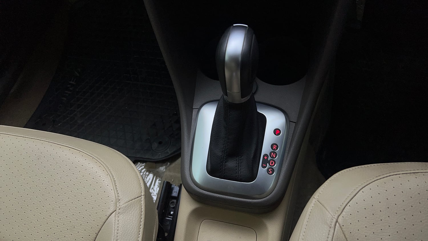 Used 2021 Volkswagen Vento Highline 1.0L TSI Automatic Petrol Automatic interior GEAR  KNOB VIEW