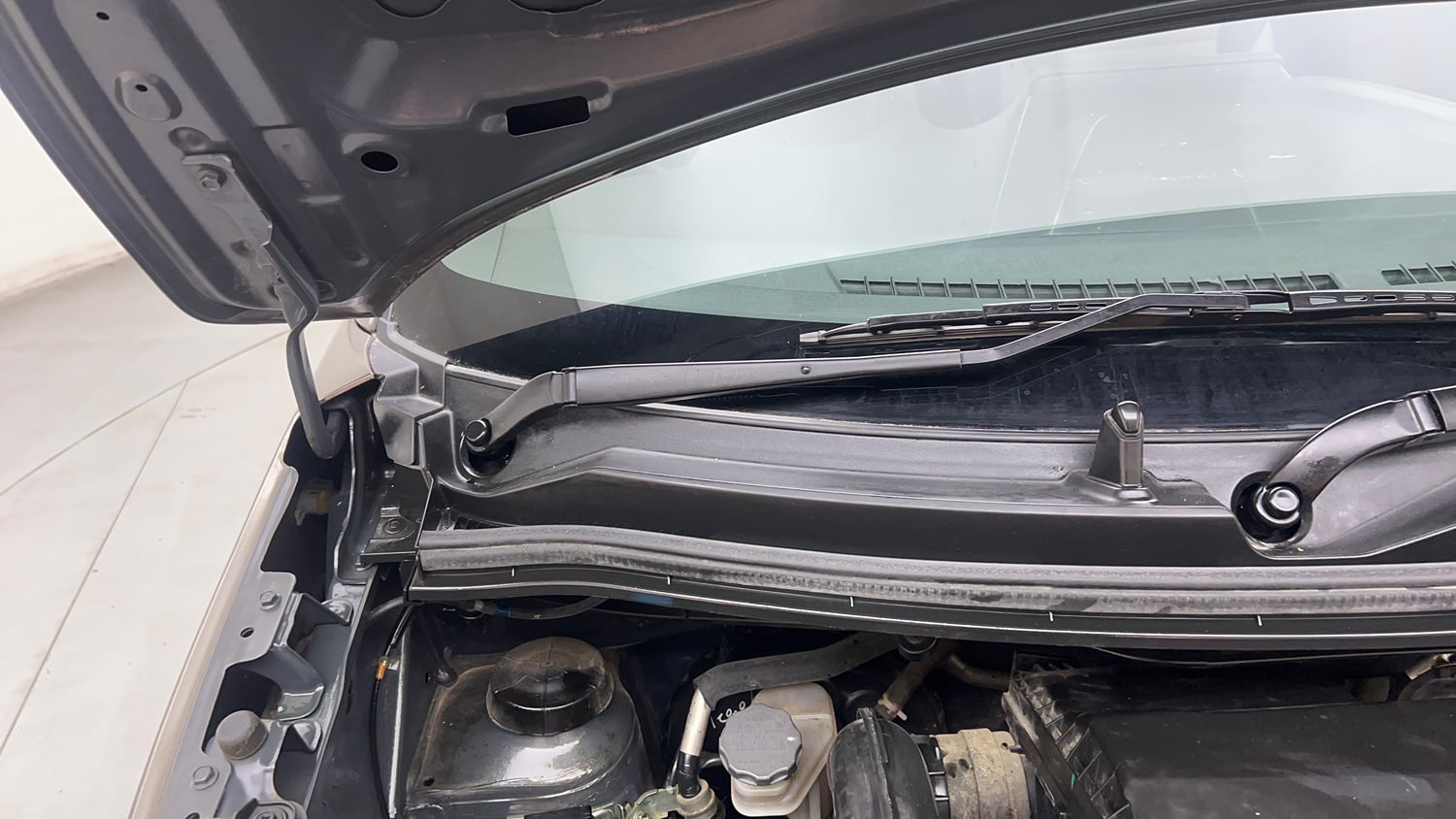 Used 2023 Maruti Suzuki Wagon R VXI 1.0 Petrol Manual engine ENGINE RIGHT SIDE HINGE & APRON VIEW