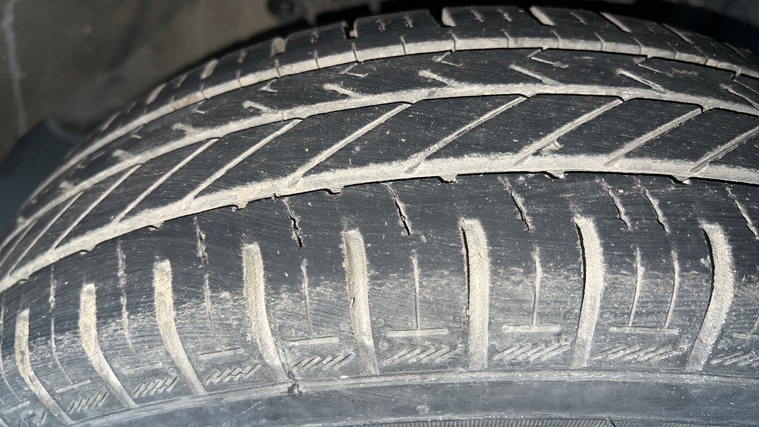 Used 2017 Renault Kwid 1.0 RXT AMT Petrol Automatic tyres RIGHT FRONT TYRE TREAD VIEW