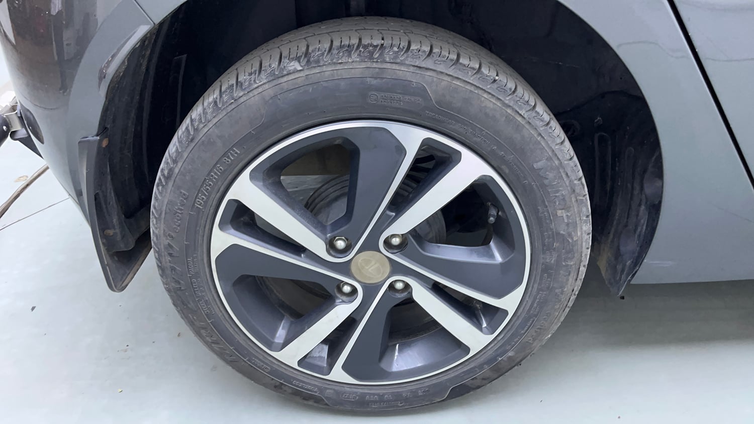 Used 2023 Tata Altroz XZ Petrol Petrol Manual tyres RIGHT REAR TYRE RIM VIEW
