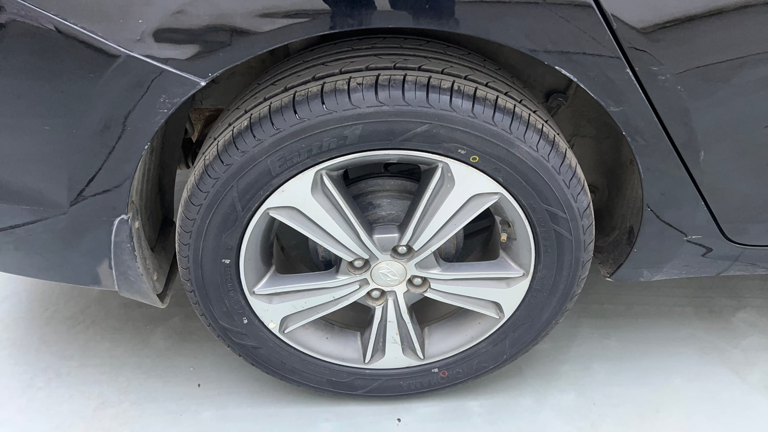 Used 2018 Hyundai Verna SX (O) 1.6 VTVT AT Petrol Automatic tyres RIGHT REAR TYRE RIM VIEW