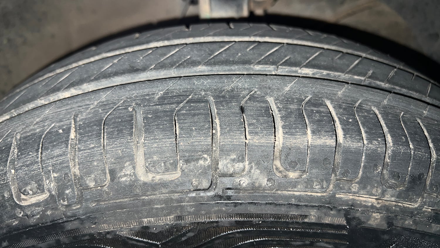 Used 2018 Maruti Suzuki Dzire VXi AMT Petrol Automatic tyres RIGHT FRONT TYRE TREAD VIEW