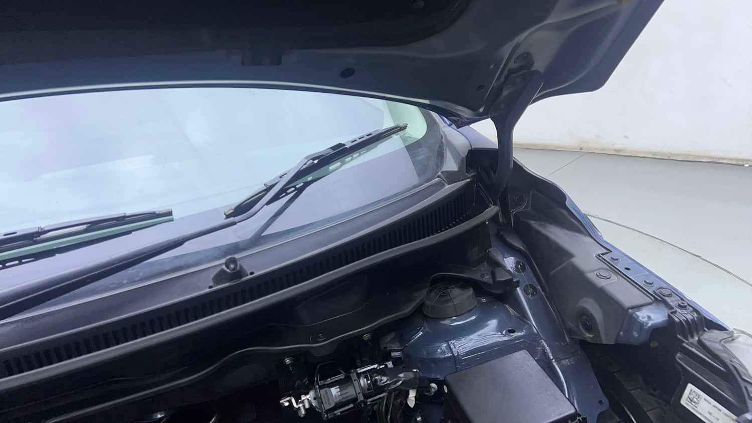 Used 2021 Maruti Suzuki XL6 Alpha AT Petrol Petrol Automatic engine ENGINE LEFT SIDE HINGE & APRON VIEW