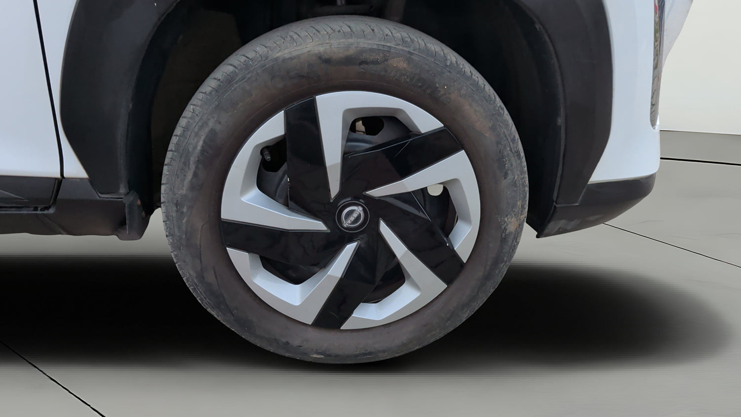 Used 2023 Nissan Magnite XL Petrol Manual tyres RIGHT FRONT TYRE RIM VIEW