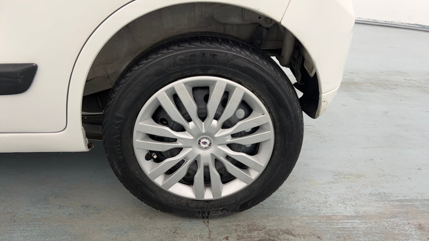 Used 2013 Maruti Suzuki Wagon R VXI Petrol Manual tyres LEFT REAR TYRE RIM VIEW