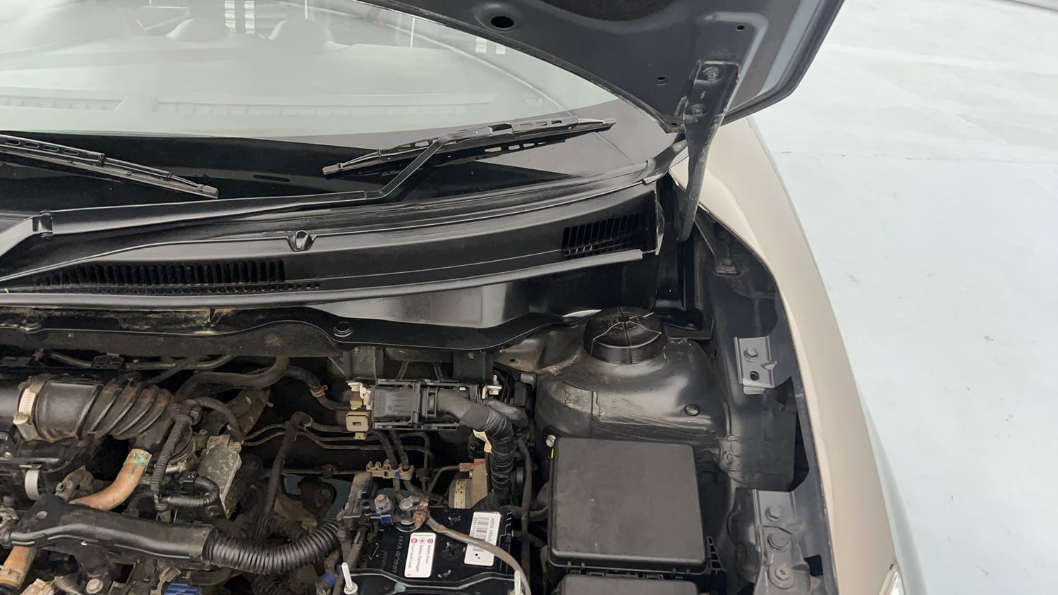 Used 2022 Maruti Suzuki Swift VXi Petrol Manual engine ENGINE LEFT SIDE HINGE & APRON VIEW