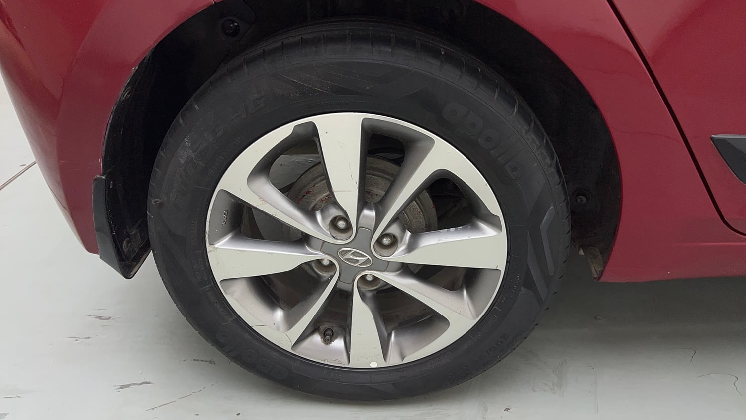 Used 2015 Hyundai Elite i20 Asta 1.2 Petrol Manual tyres RIGHT REAR TYRE RIM VIEW