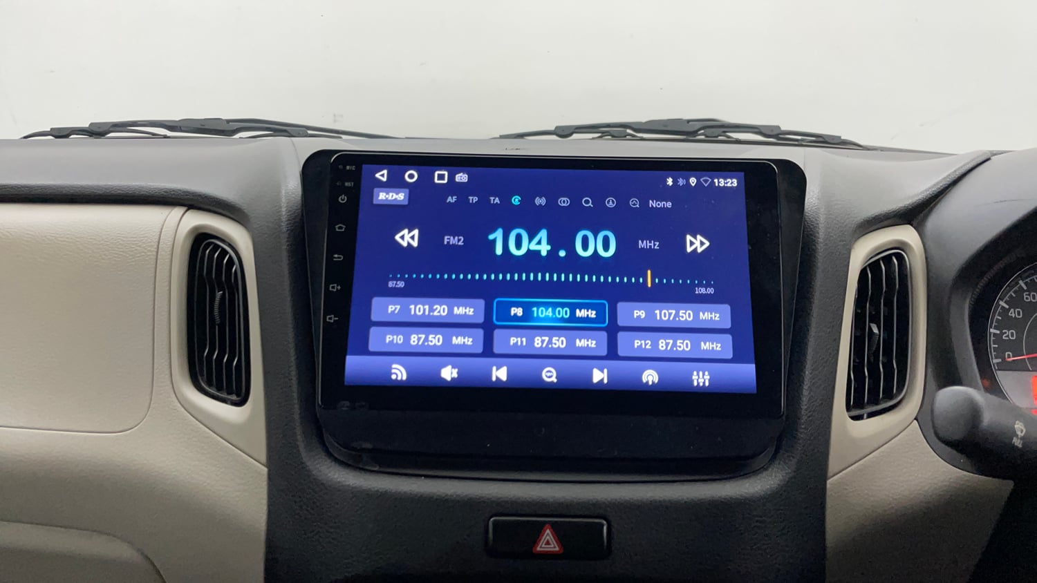 Used 2022 Maruti Suzuki Wagon R VXI 1.0 Petrol Manual top_features Integrated (in-dash) music system