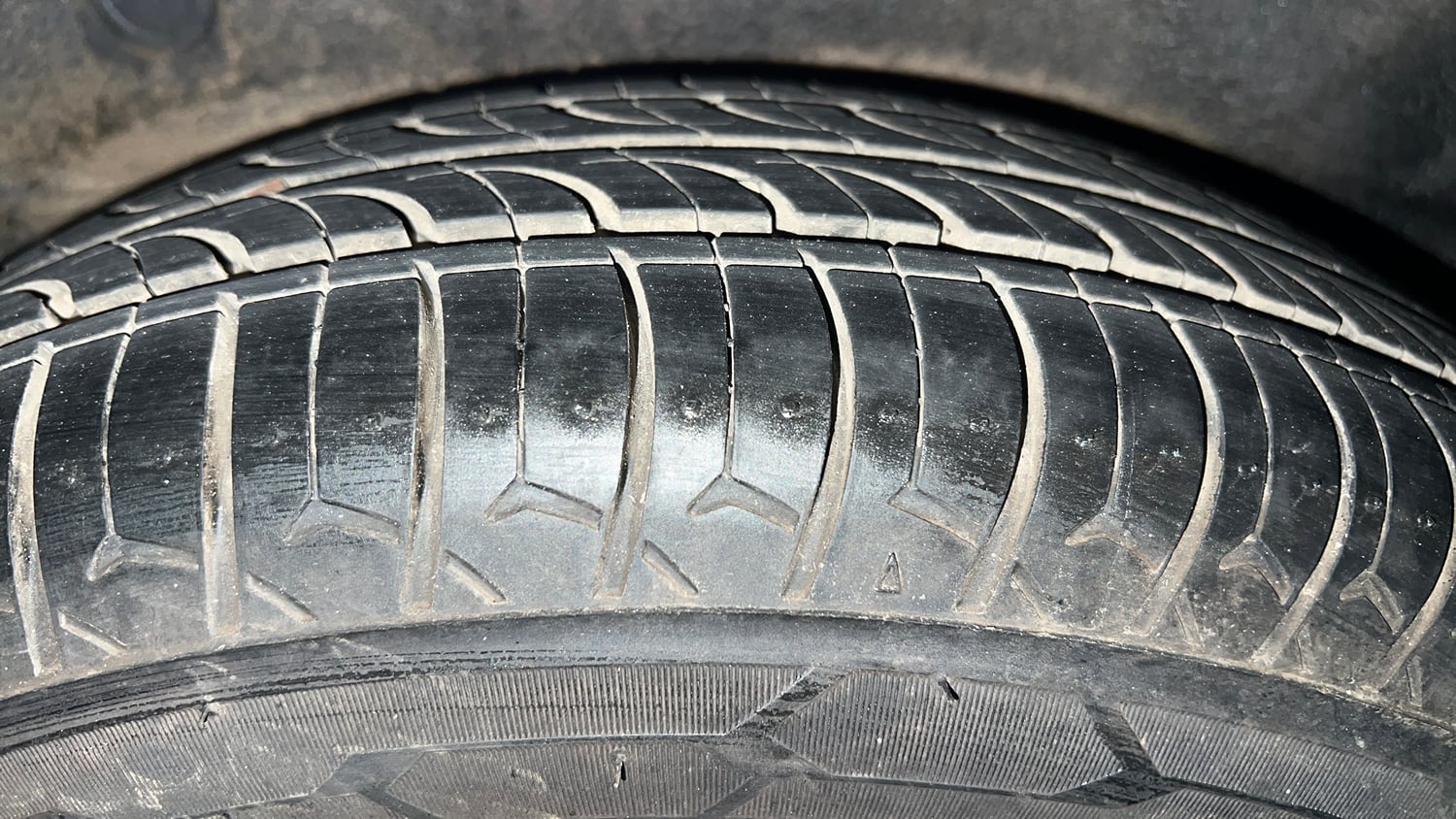 Used 2014 Hyundai i10 Magna 1.1 iRDE2 Petrol Manual tyres RIGHT REAR TYRE TREAD VIEW