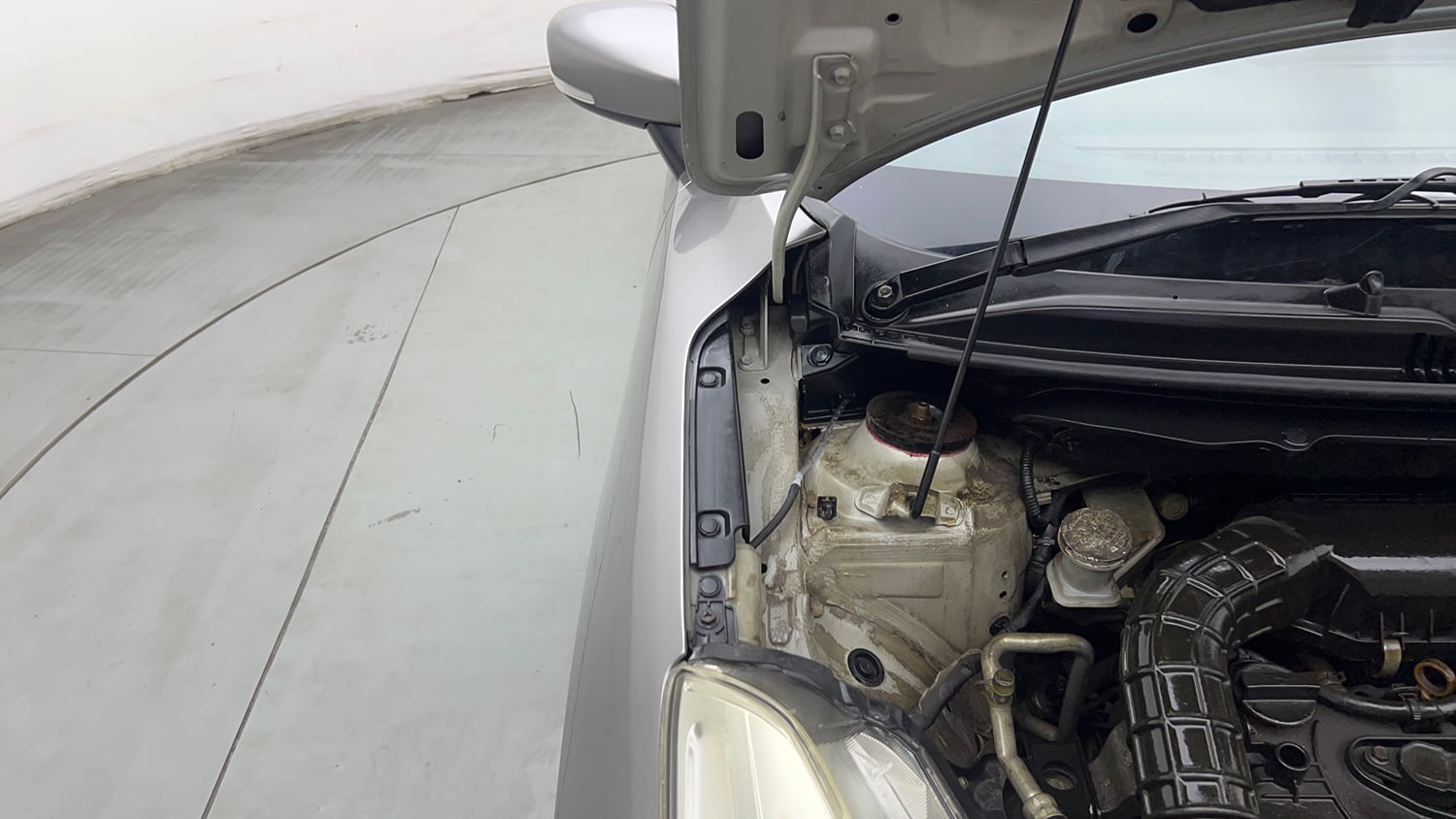 Used 2016 Maruti Suzuki Baleno Delta 1.2 Petrol Manual engine ENGINE RIGHT SIDE HINGE & APRON VIEW