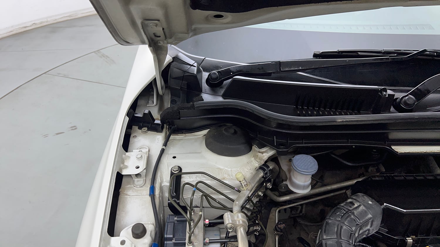 Used 2021 Maruti Suzuki Vitara Brezza ZXi AT SHVS Petrol Automatic engine ENGINE RIGHT SIDE HINGE & APRON VIEW