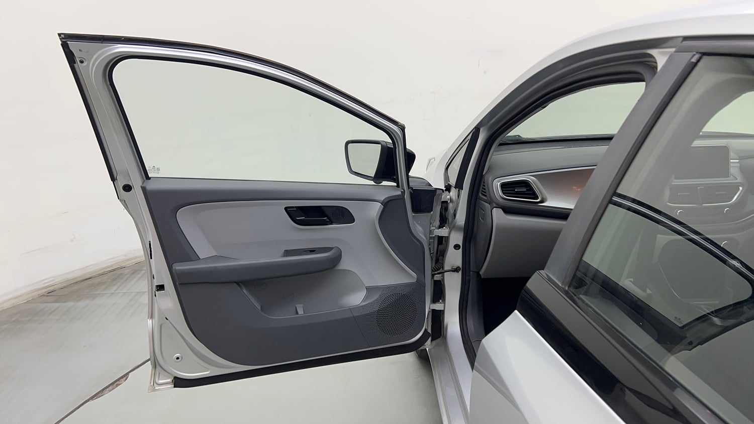 Used 2021 Tata Altroz XT Petrol Petrol Manual interior LEFT FRONT DOOR OPEN VIEW