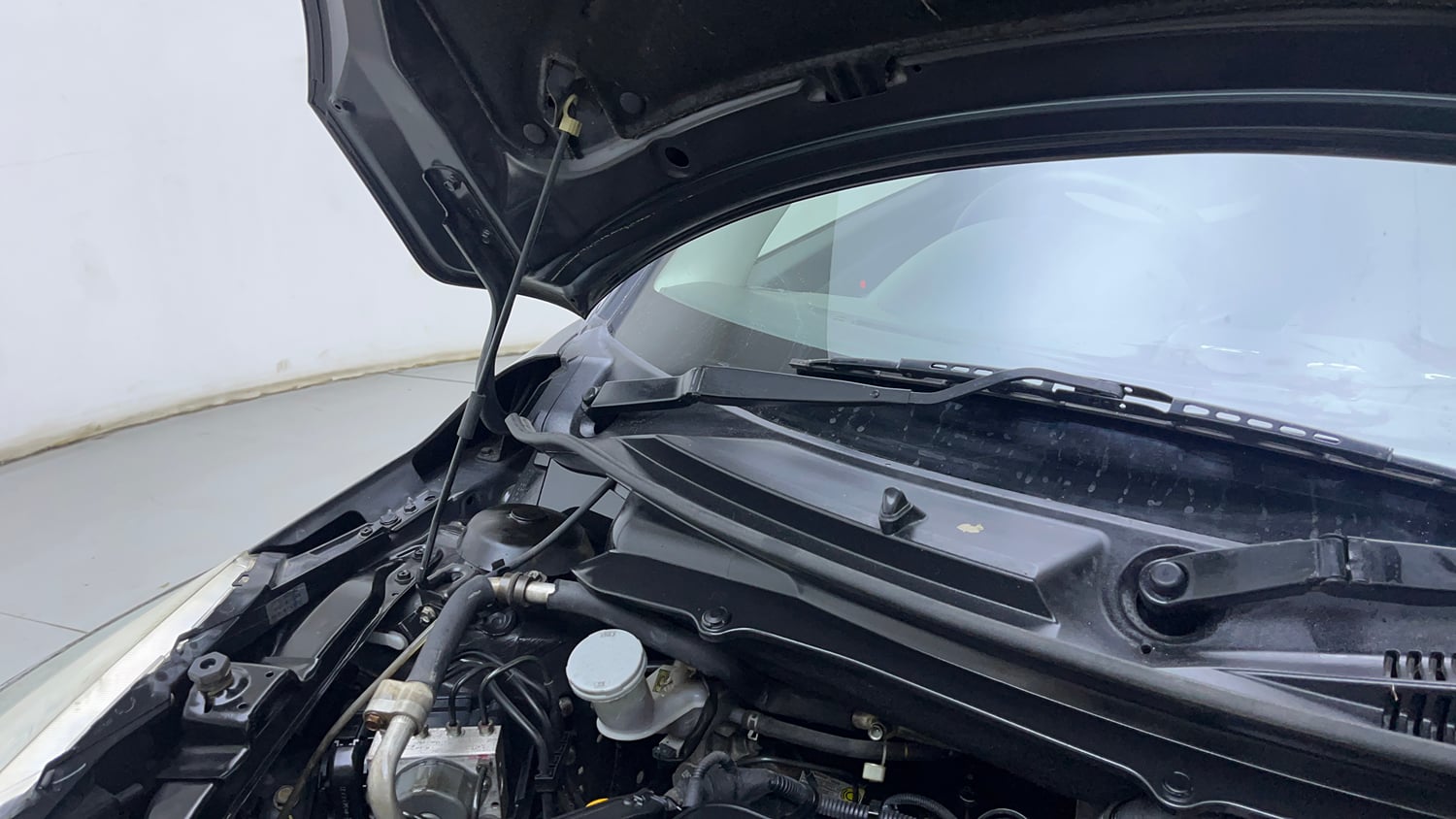 Used 2015 Maruti Suzuki Swift VDi Diesel Manual engine ENGINE RIGHT SIDE HINGE & APRON VIEW