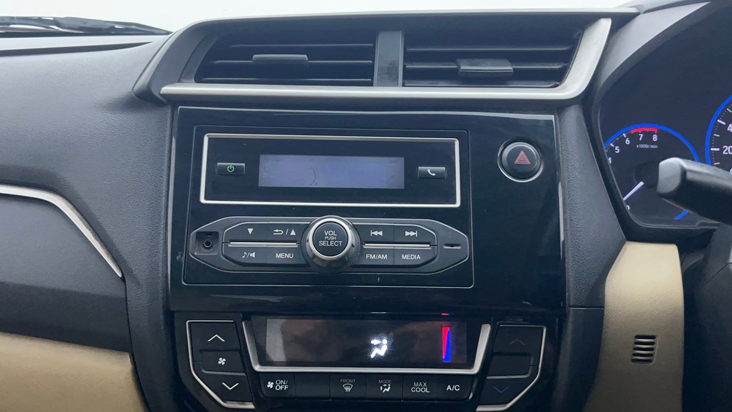 Used 2017 Honda Amaze 1.2 S i-VTEC Opt Petrol Manual interior MUSIC SYSTEM & AC CONTROL VIEW