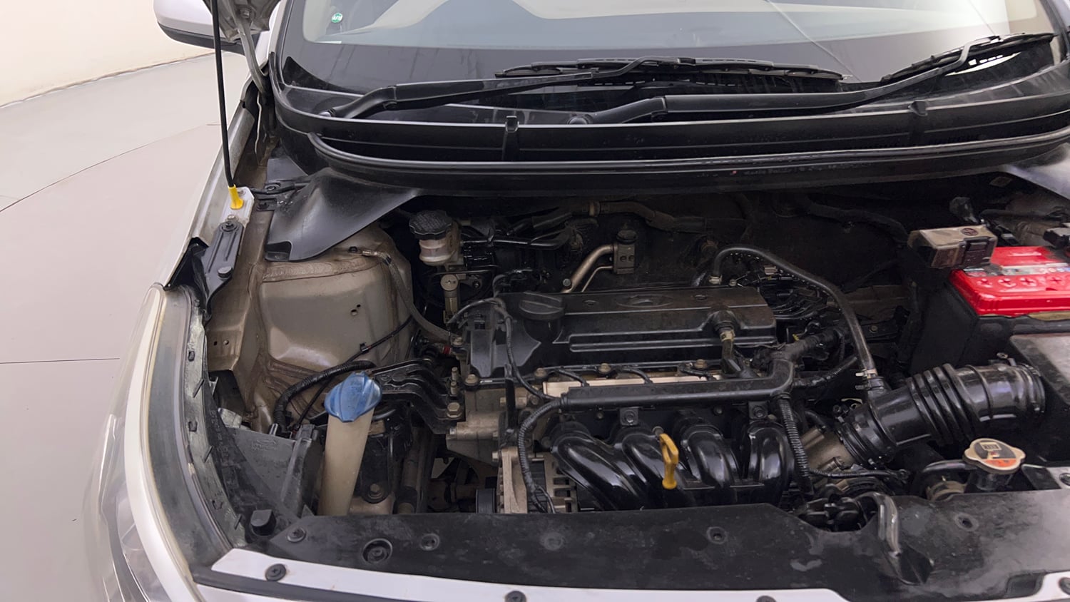 Used 2016 Hyundai Elite i20 Magna 1.2 Petrol Manual engine ENGINE RIGHT SIDE HINGE & APRON VIEW