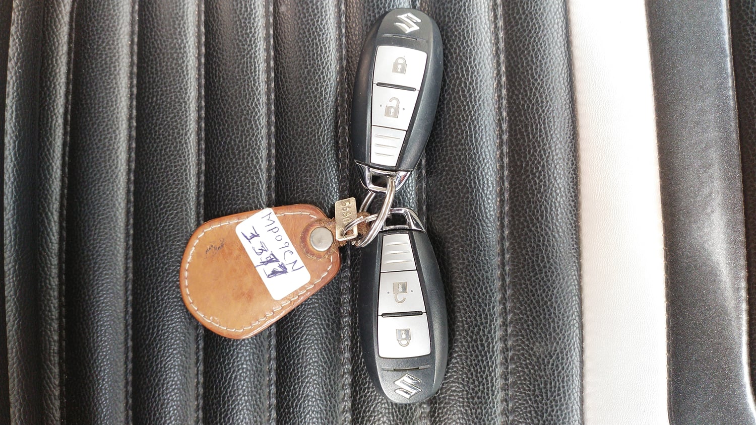 Used 2019 maruti-suzuki Vitara Brezza ZDi Plus Dual Tone AGS Diesel Automatic extra CAR KEY VIEW