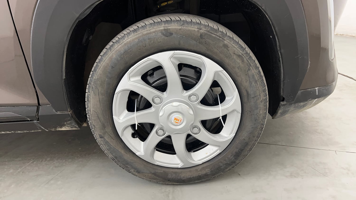 Used 2023 Nissan Magnite XE Petrol Manual tyres RIGHT FRONT TYRE RIM VIEW