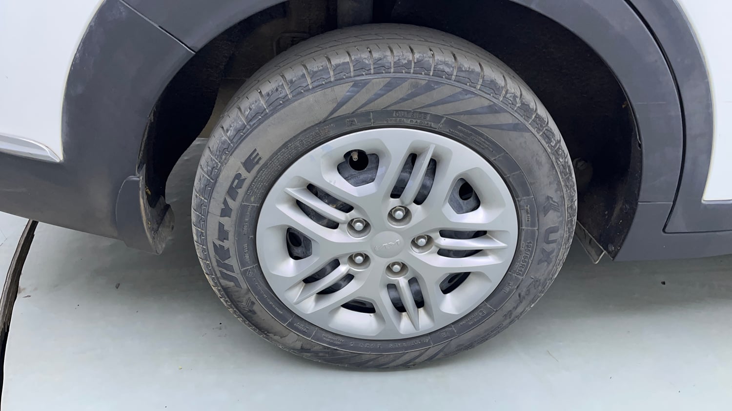 Used 2023 Kia Carens Prestige 1.5 Petrol 7 STR Petrol Manual tyres RIGHT REAR TYRE RIM VIEW