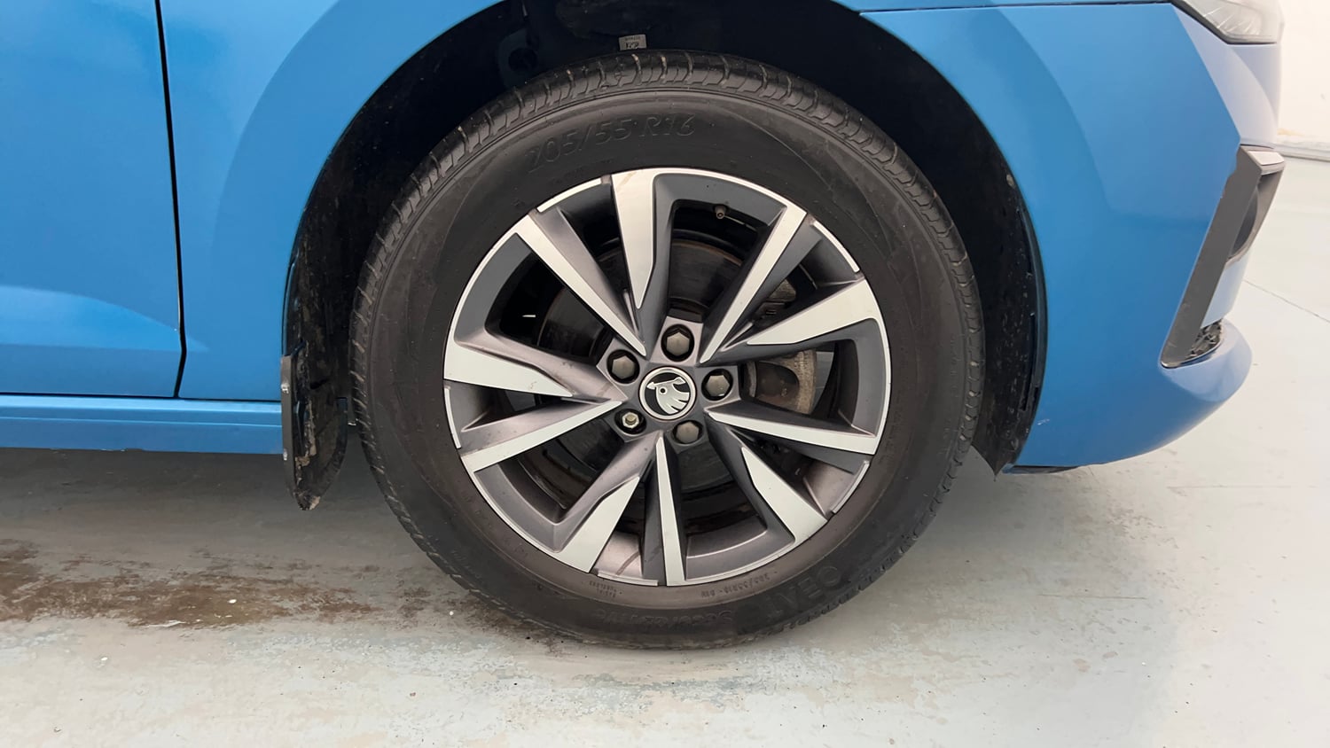 Used 2023 Skoda Slavia Style 1.0L TSI MT Petrol Manual tyres RIGHT FRONT TYRE RIM VIEW