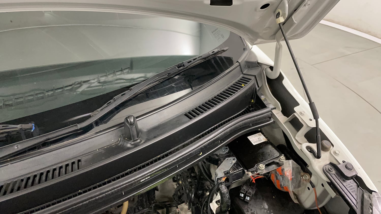 Used 2022 Maruti Suzuki Wagon R VXI 1.0 Petrol Manual engine ENGINE LEFT SIDE HINGE & APRON VIEW