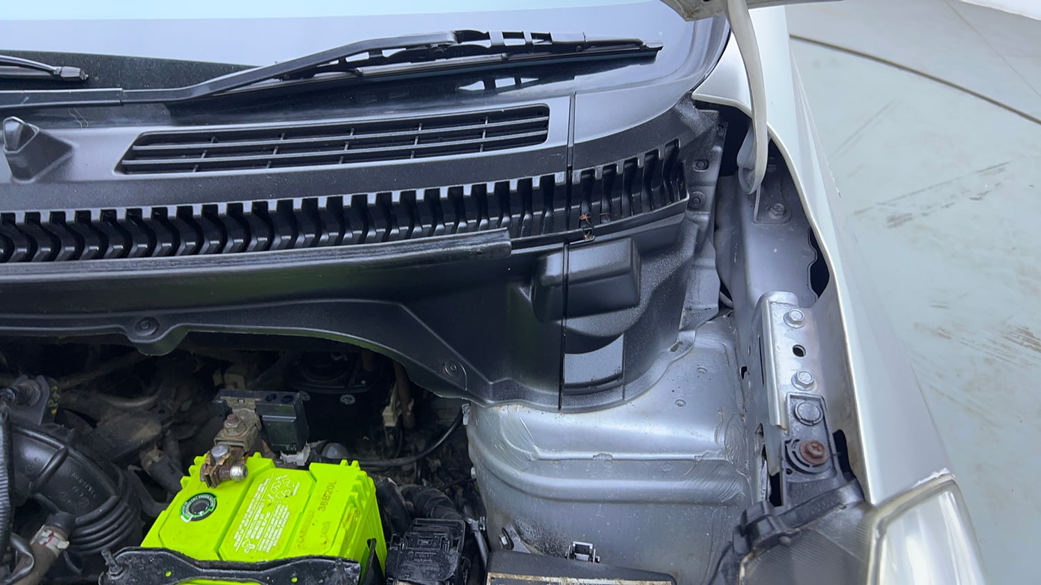 Used 2018 Maruti Suzuki Ertiga VXI CNG (Outside Fitted) Cng Manual engine ENGINE LEFT SIDE HINGE & APRON VIEW
