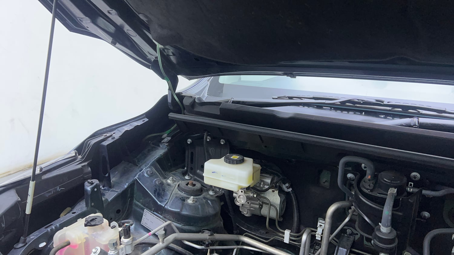 Used 2023 Toyota Innova Hycross VX Hybrid 7 STR Hybrid Automatic engine ENGINE RIGHT SIDE HINGE & APRON VIEW
