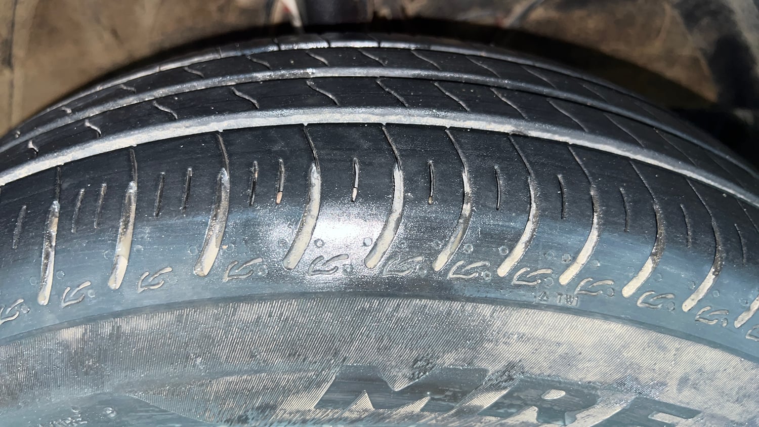 Used 2024 Maruti Suzuki Swift VXi (O) AMT Petrol Automatic tyres RIGHT FRONT TYRE TREAD VIEW