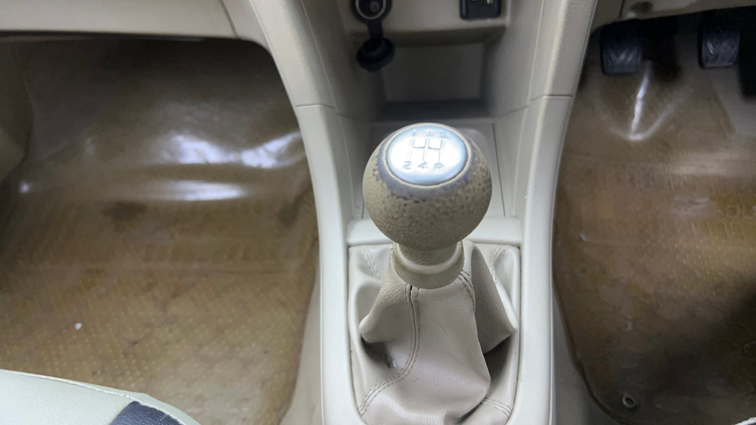 Used 2015 Maruti Suzuki Swift Dzire VXI Petrol Manual interior GEAR  KNOB VIEW