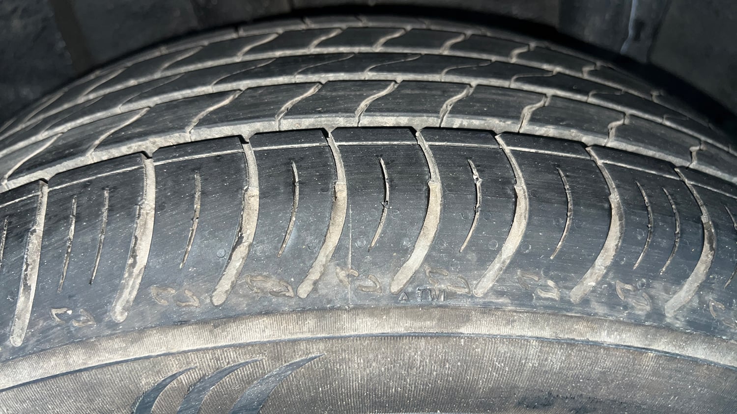 Used 2023 Nissan Magnite XE AMT Petrol Automatic tyres RIGHT REAR TYRE TREAD VIEW