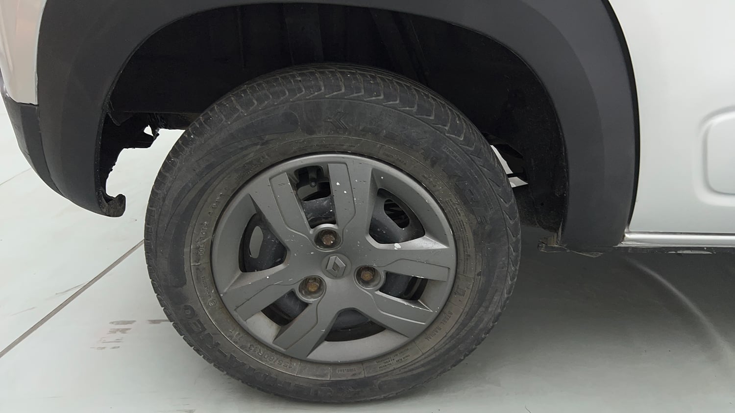 Used 2017 Renault Kwid 1.0 RXT AMT Petrol Automatic tyres RIGHT REAR TYRE RIM VIEW