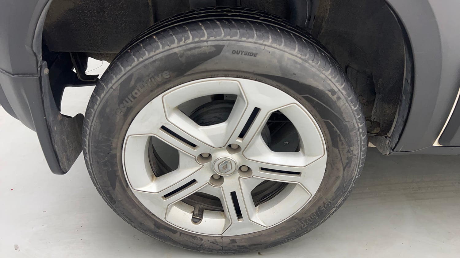 Used 2022 Renault Kiger RXT MT Petrol Manual tyres RIGHT REAR TYRE RIM VIEW