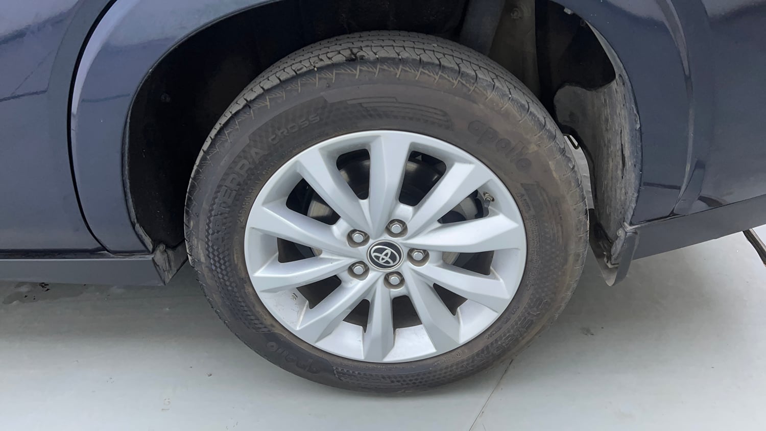 Used 2023 Toyota Innova Hycross VX Hybrid 7 STR Hybrid Automatic tyres LEFT REAR TYRE RIM VIEW