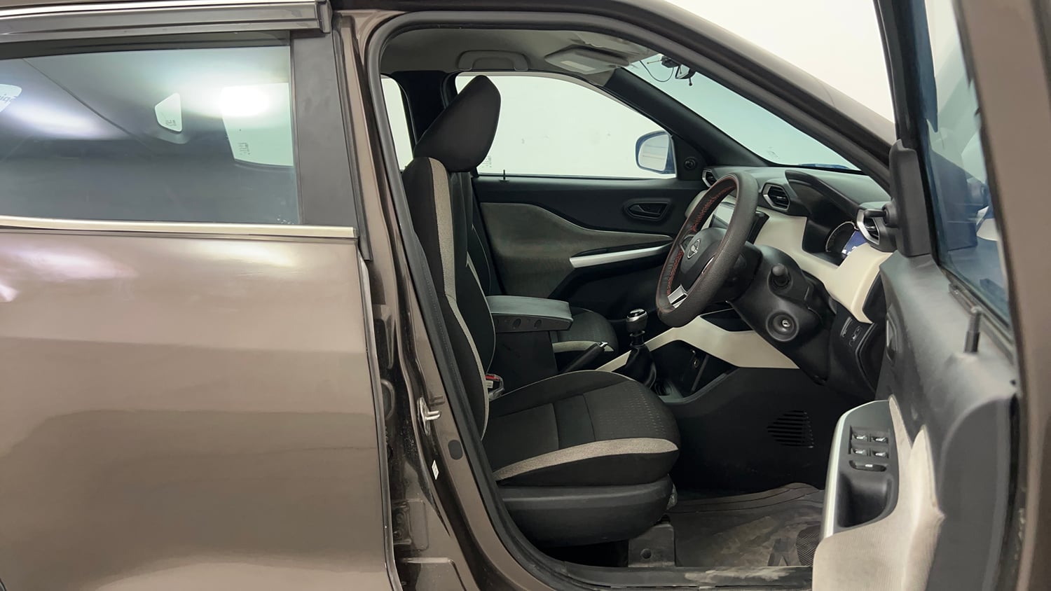 Used 2023 Nissan Magnite XE Petrol Manual interior RIGHT SIDE FRONT DOOR CABIN VIEW