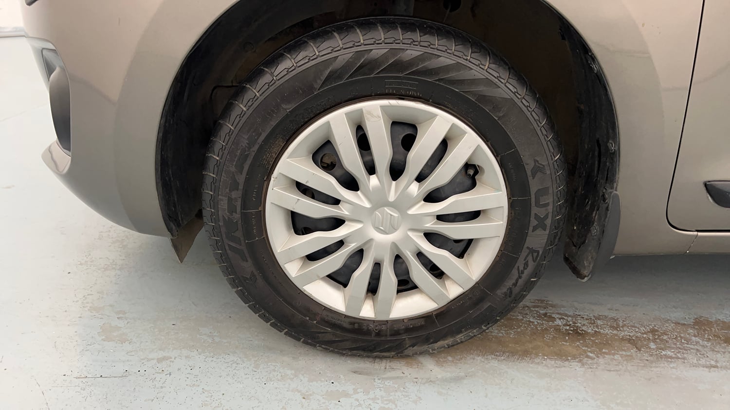 Used 2022 Maruti Suzuki Swift VXi Petrol Manual tyres LEFT FRONT TYRE RIM VIEW
